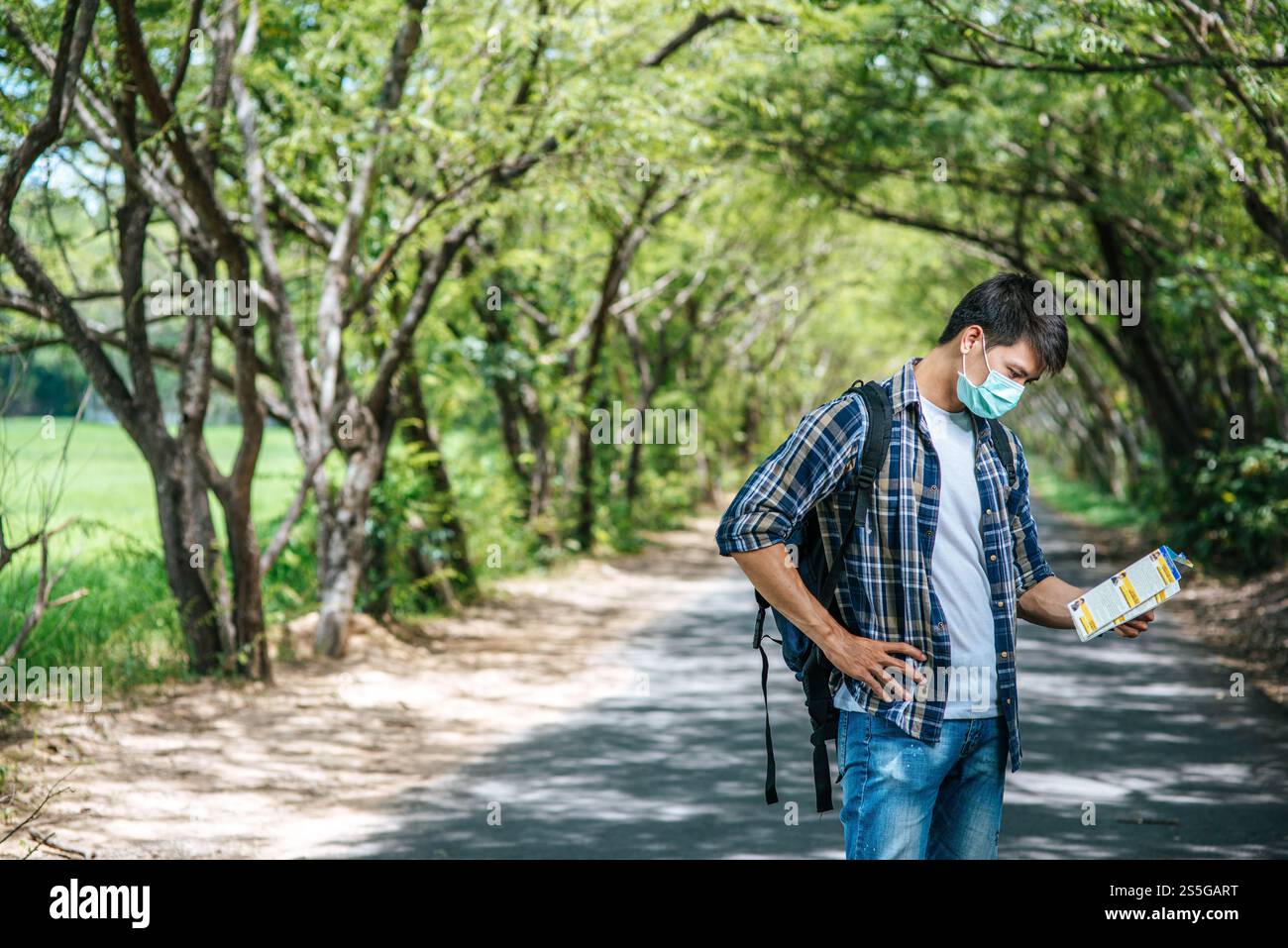 Les touristes masculins se tiennent debout et regardent la carte sur la route. Banque D'Images