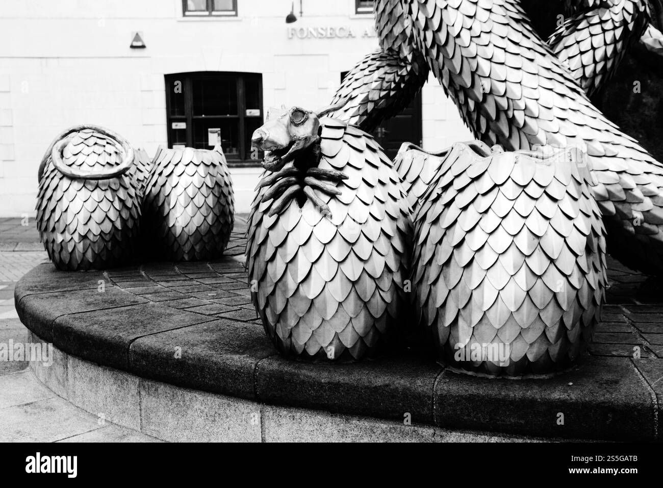 Sculpture de dragon en acier Heart of the Furnace de Sam Pask et William Holland de Phoenix Forge à Bank Square, Ebbw Vale. Banque D'Images