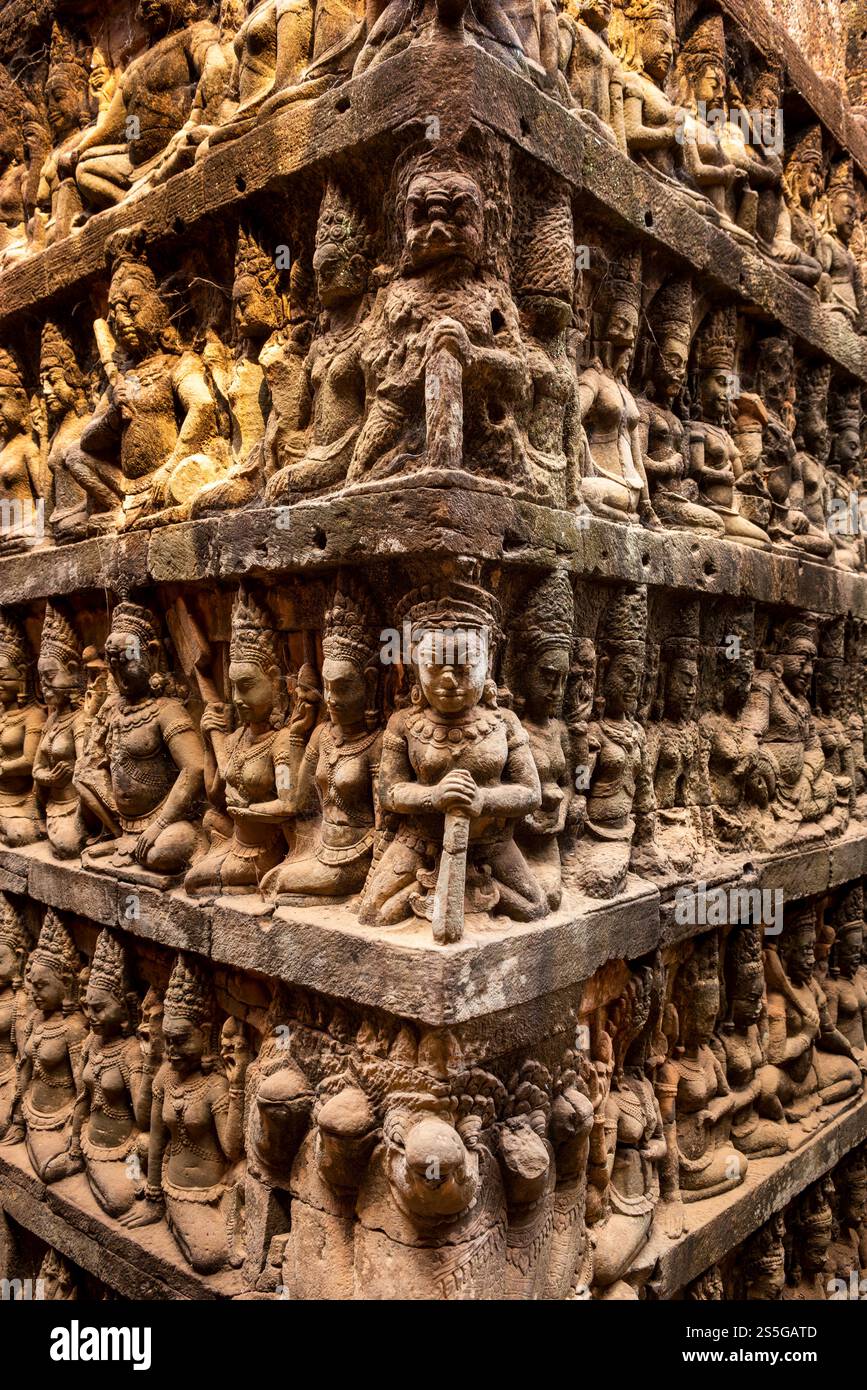 Sculptures en pierre sur le mur de la terrasse des éléphants, Angkor Thom, Cambodge, Asie du Sud-est Banque D'Images
