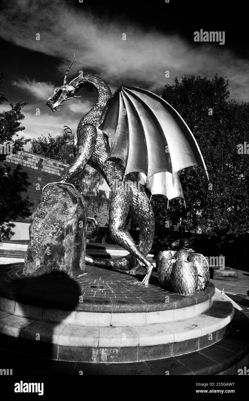 Sculpture de dragon en acier Heart of the Furnace de Sam Pask et William Holland de Phoenix Forge à Bank Square, Ebbw Vale. Banque D'Images