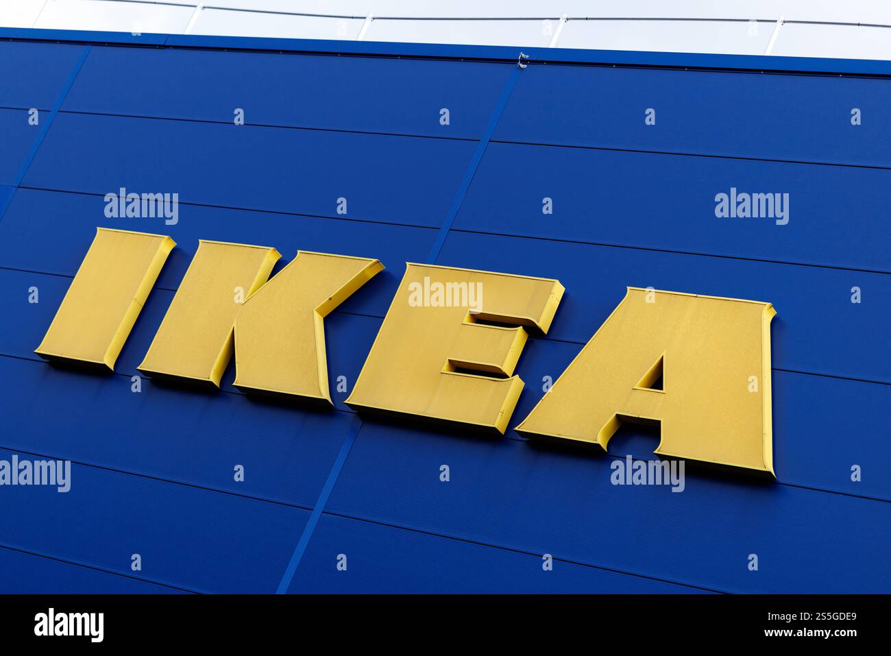 Taufkirchen, Allemagne. 10 janvier 2025. Le logo du magasin de meubles IKEA est visible sur la façade du magasin Ikea Munich-Brunnthal à Taufkirchen près de Munich (Bavière) le 10 janvier 2025. La société IKEA est un groupe multinational de meubles. Crédit : Matthias Balk/dpa/Alamy Live News Banque D'Images