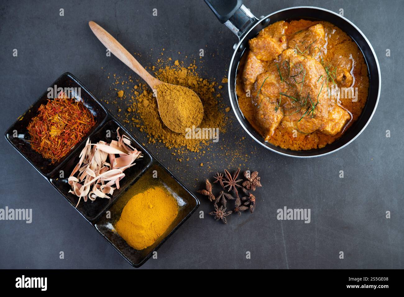 Curry Massaman dans une poêle avec des épices sur le sol en ciment. Mise au point sélective Banque D'Images