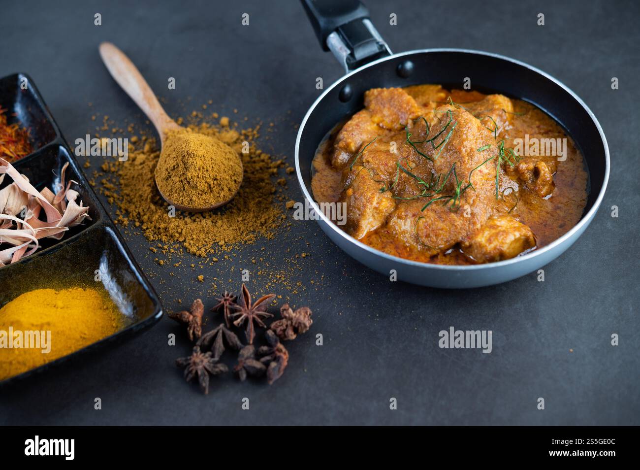 Curry Massaman dans une poêle avec des épices sur le sol en ciment. Mise au point sélective Banque D'Images