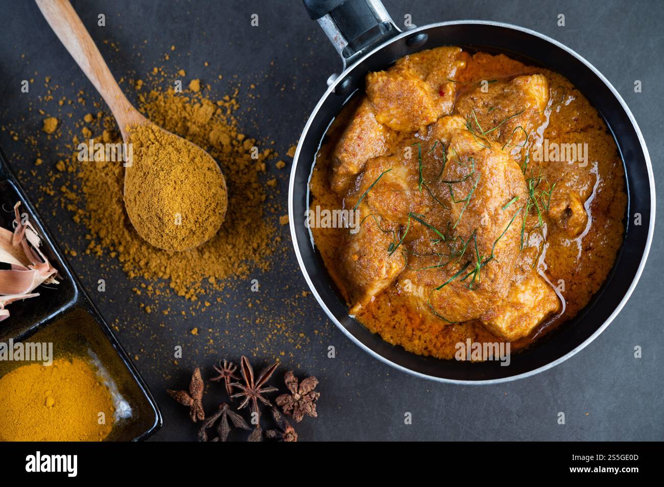 Curry Massaman dans une poêle avec des épices sur le sol en ciment. Mise au point sélective Banque D'Images