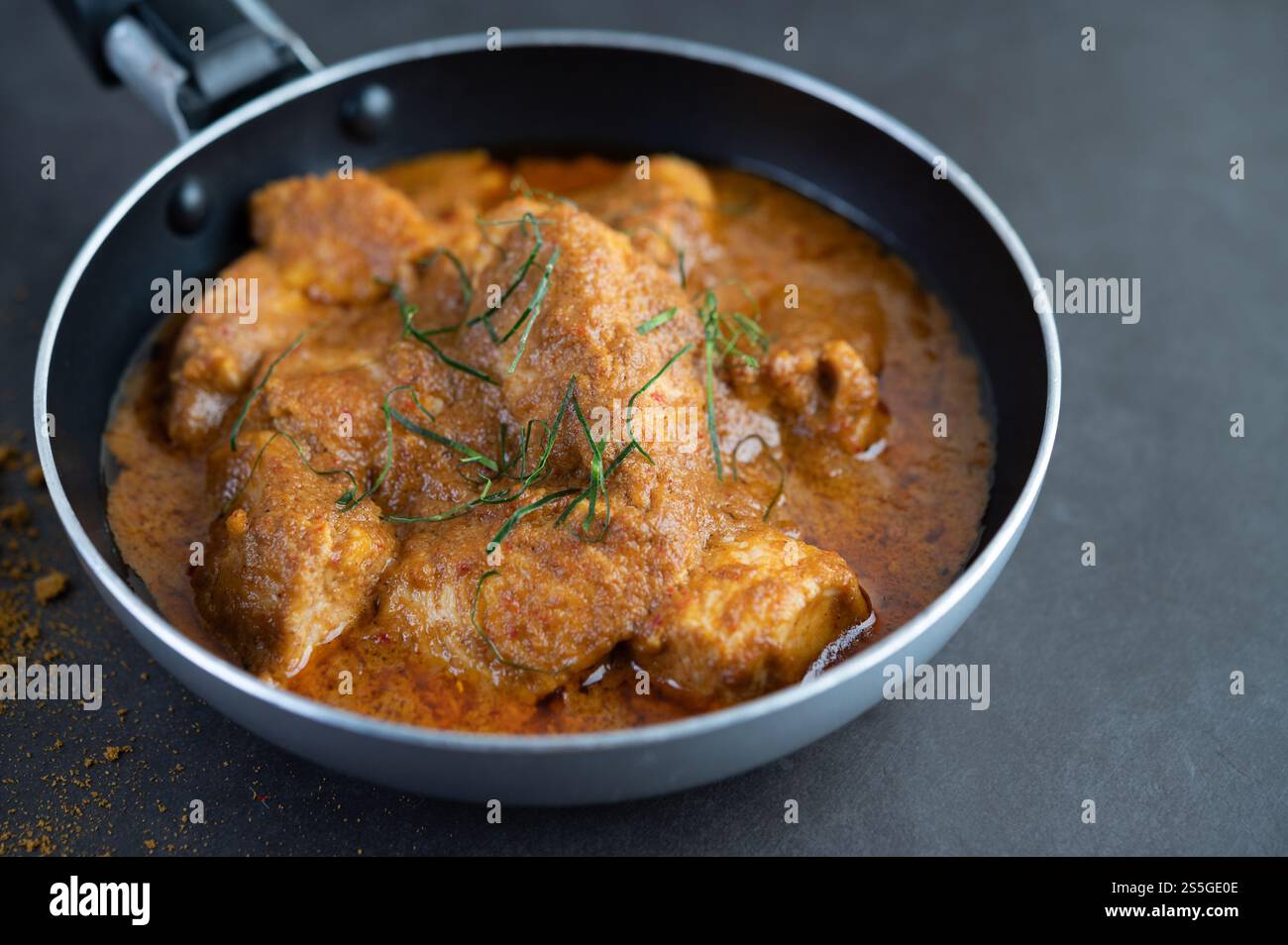 Curry Massaman dans une poêle avec des épices sur le sol en ciment. Mise au point sélective Banque D'Images