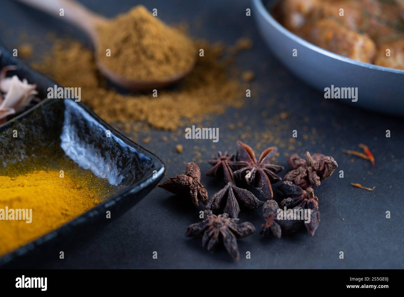Curry Massaman dans une poêle avec des épices sur le sol en ciment. Mise au point sélective Banque D'Images