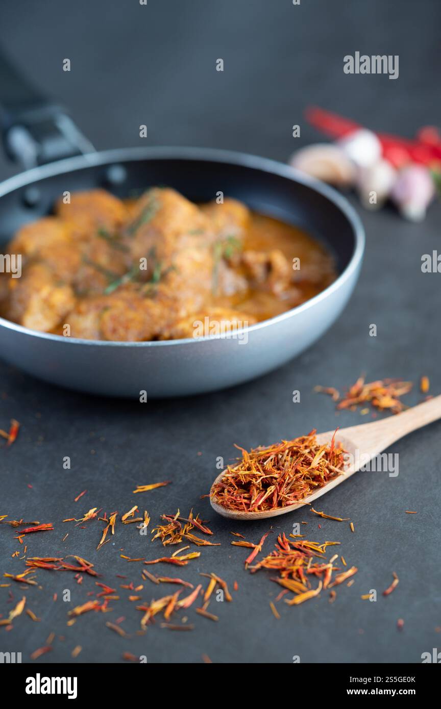 Curry Massaman dans une poêle avec des épices sur le sol en ciment. Mise au point sélective Banque D'Images