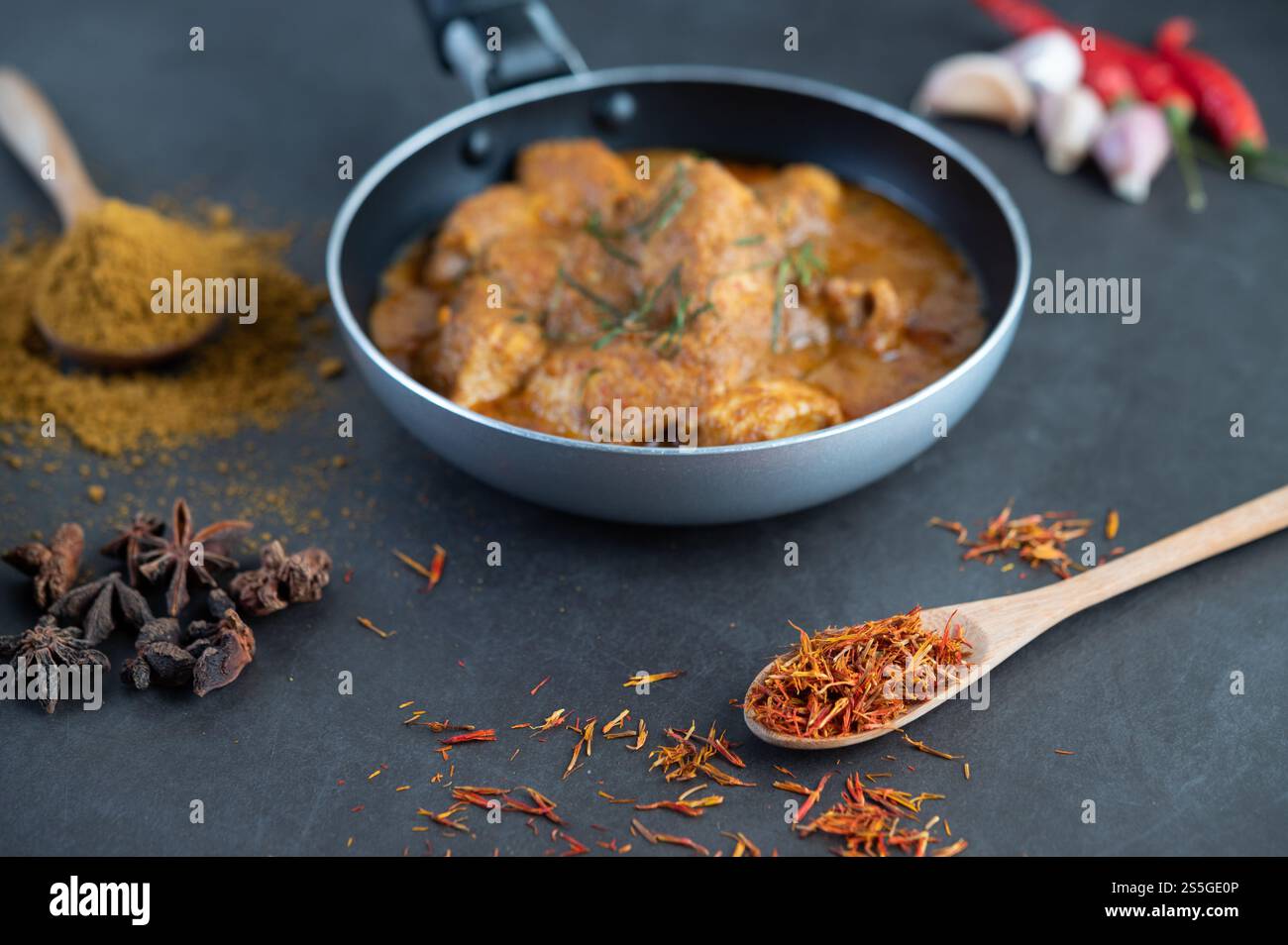 Curry Massaman dans une poêle avec des épices sur le sol en ciment. Mise au point sélective Banque D'Images
