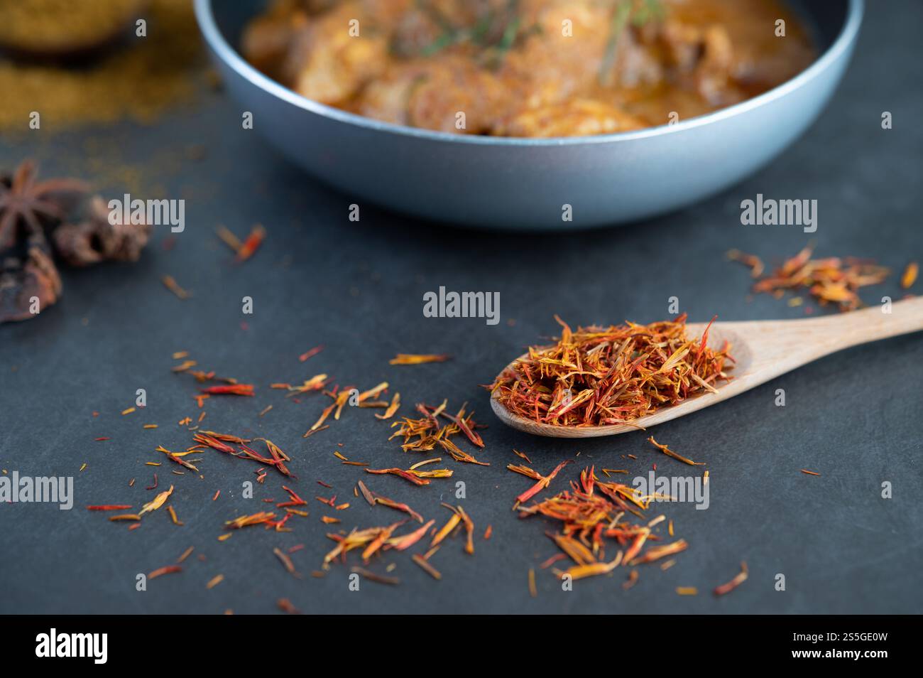 Curry Massaman dans une poêle avec des épices sur le sol en ciment. Mise au point sélective Banque D'Images