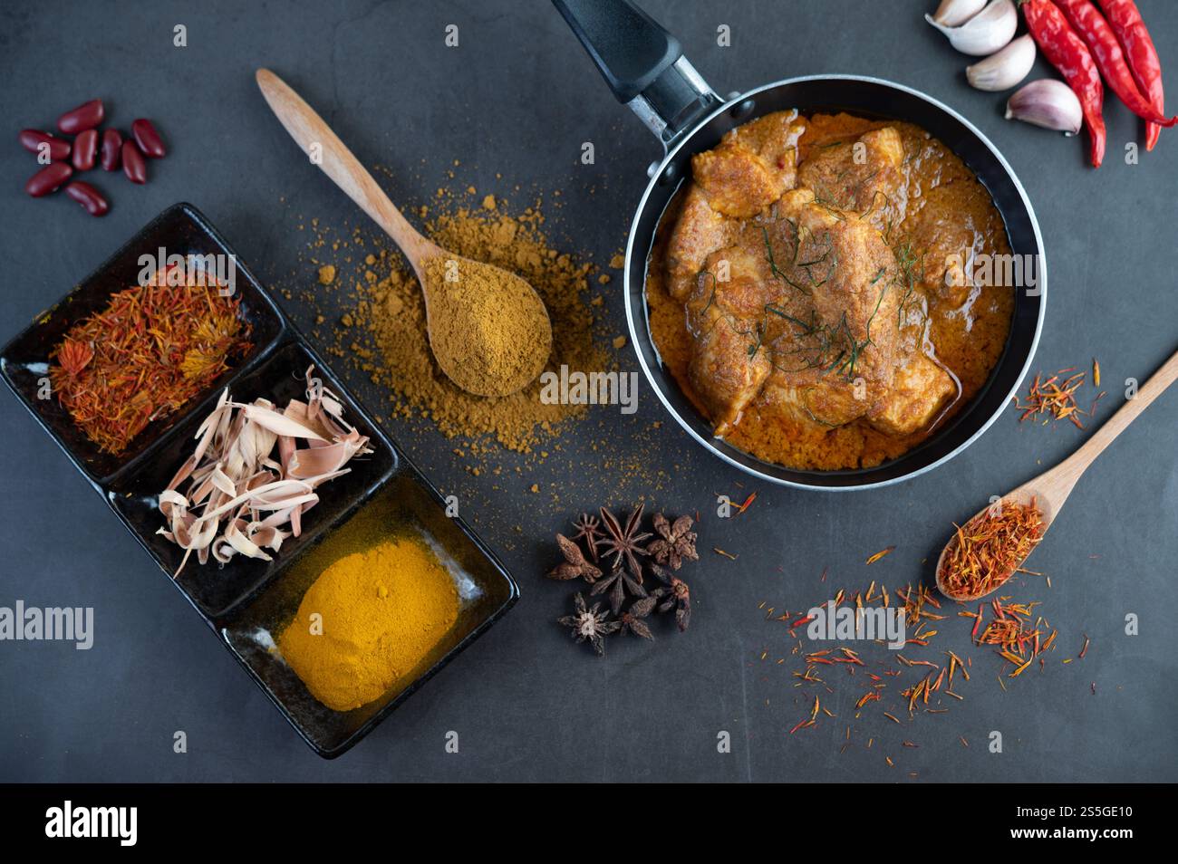 Curry Massaman dans une poêle avec des épices sur le sol en ciment. Mise au point sélective Banque D'Images