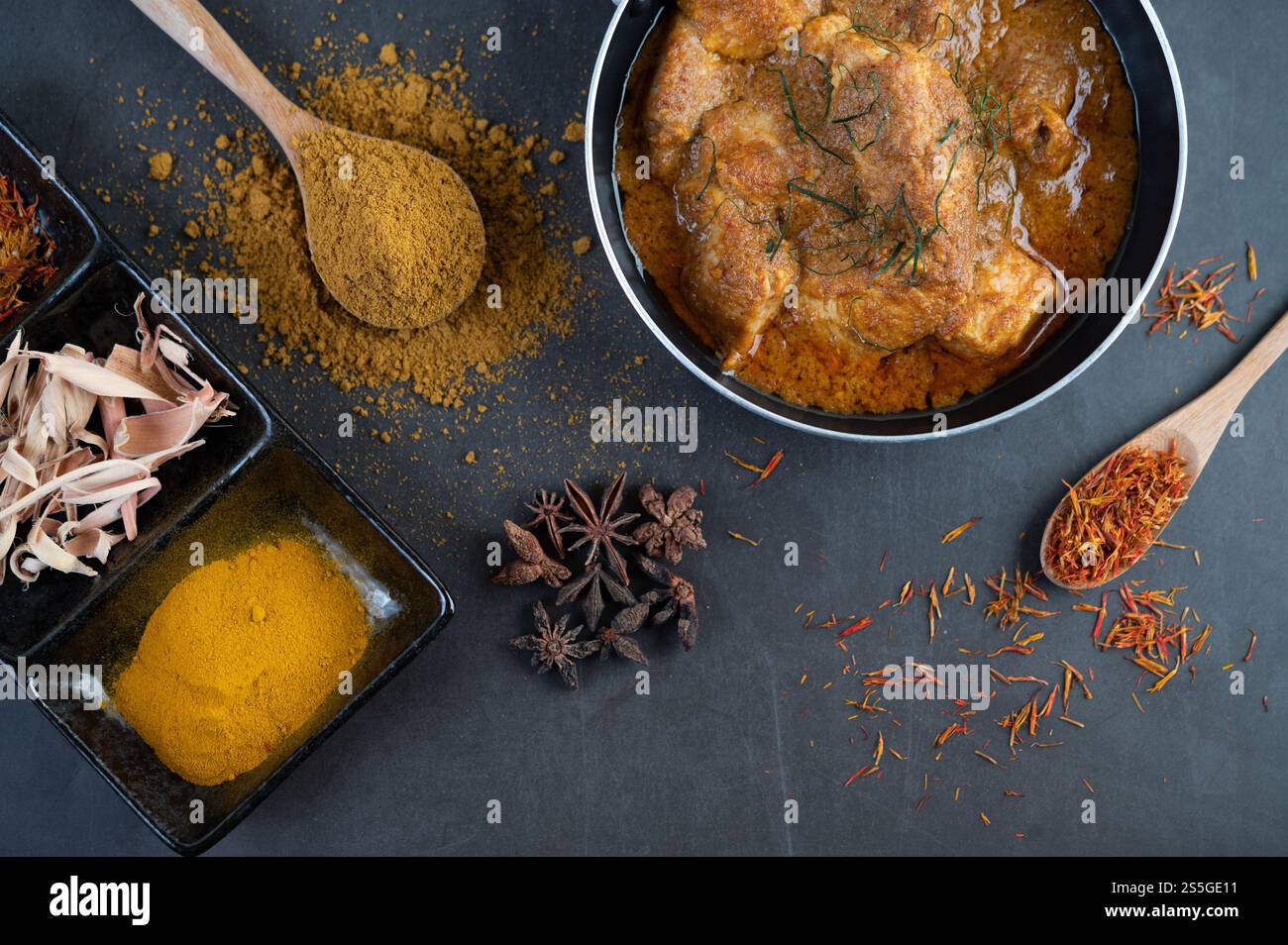 Curry Massaman dans une poêle avec des épices sur le sol en ciment. Mise au point sélective Banque D'Images