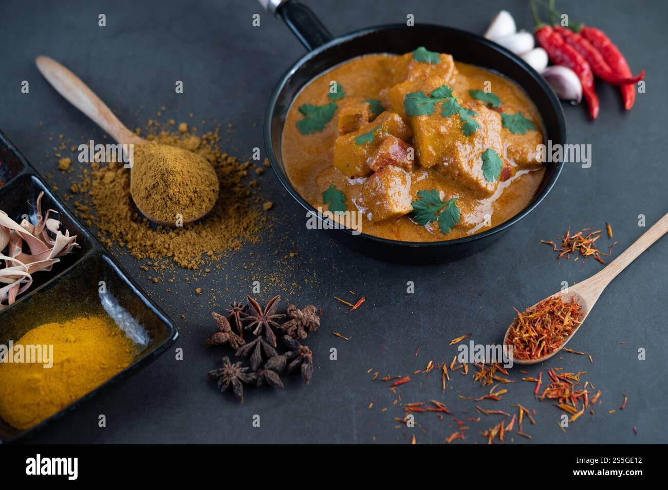 Curry Massaman dans une poêle avec des épices sur le sol en ciment. Mise au point sélective Banque D'Images