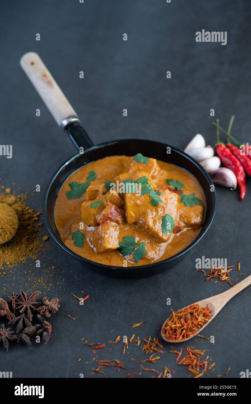 Curry Massaman dans une poêle avec des épices sur le sol en ciment. Mise au point sélective Banque D'Images