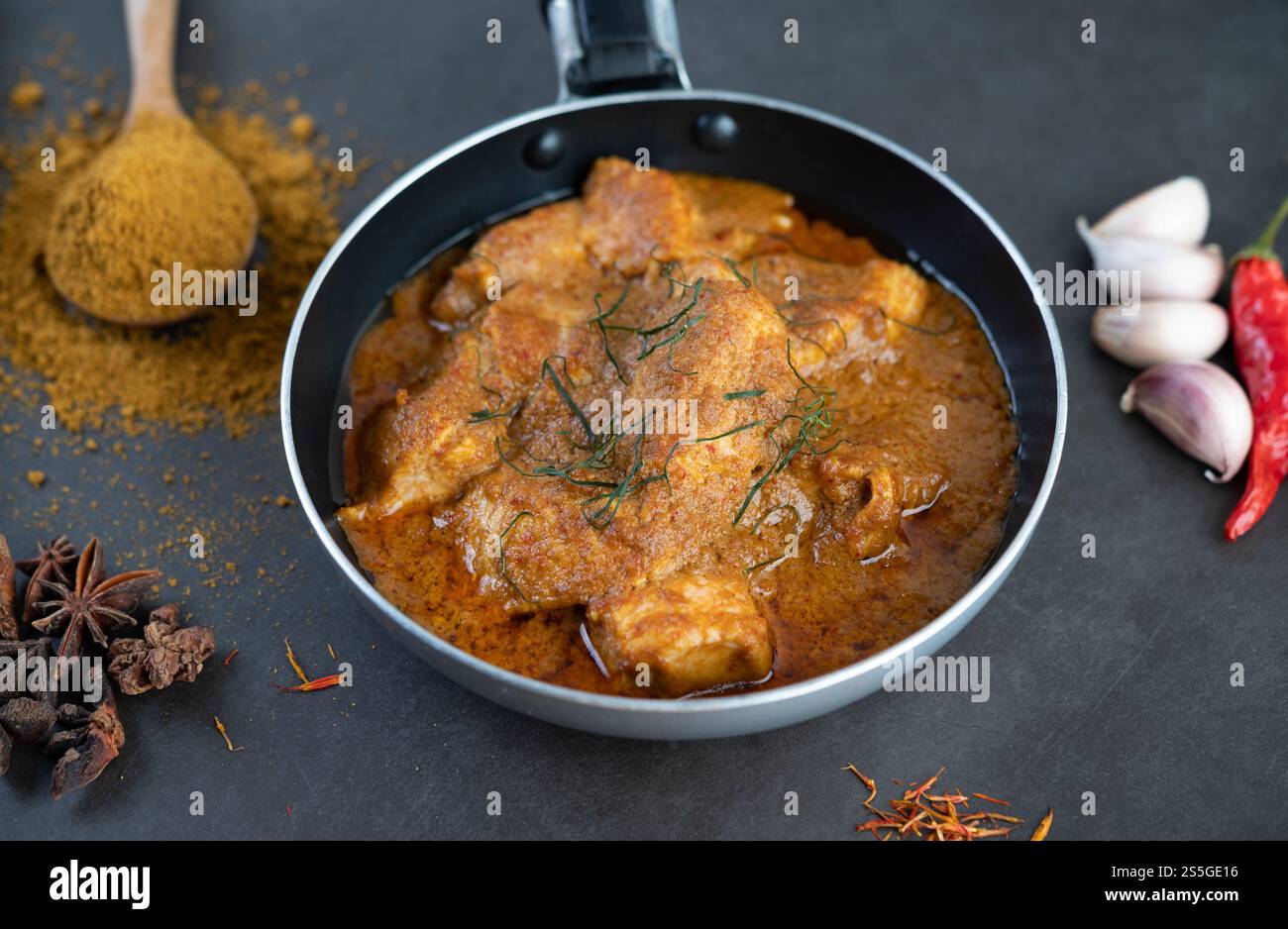 Curry Massaman dans une poêle avec des épices sur le sol en ciment. Mise au point sélective Banque D'Images