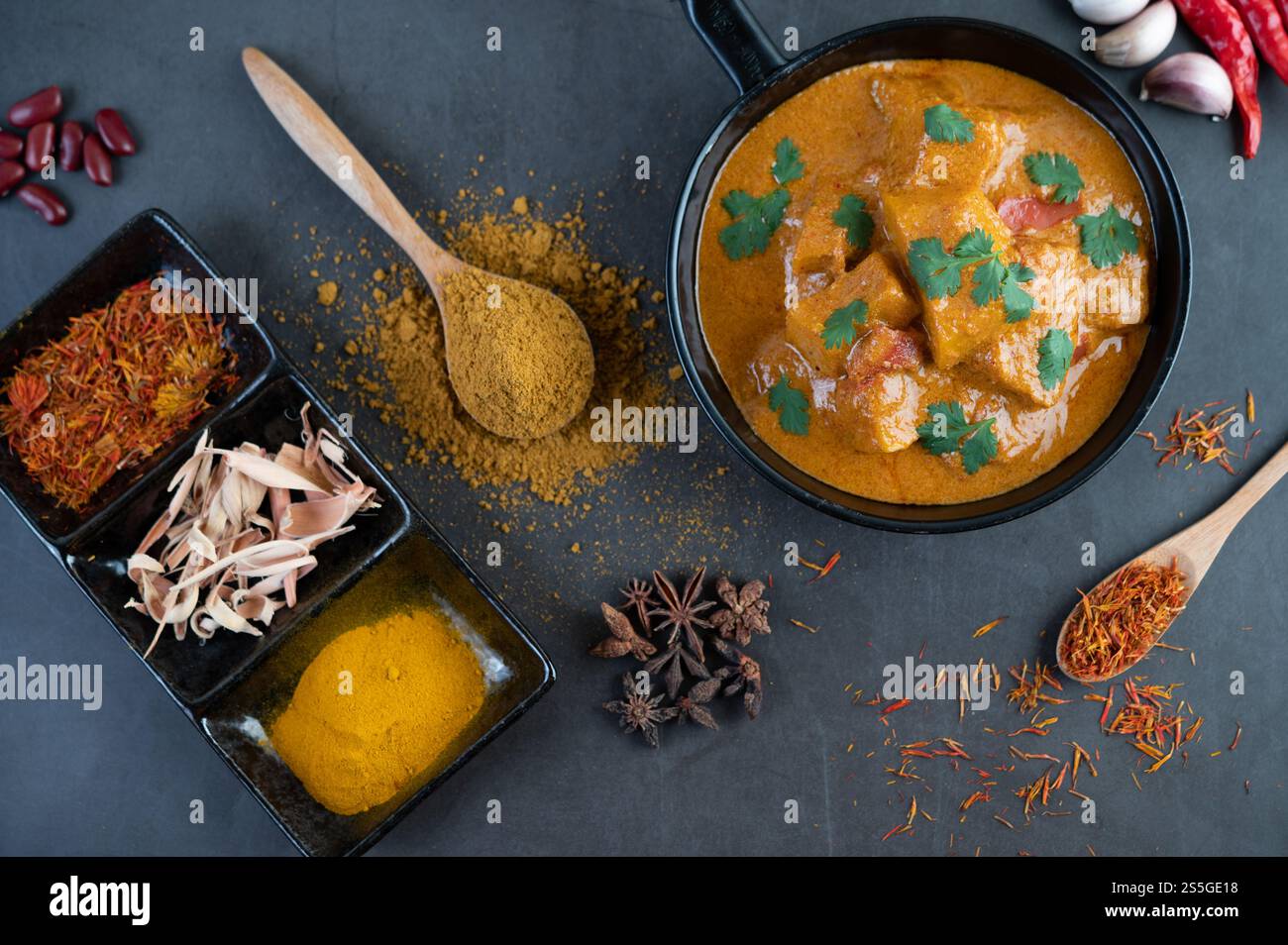 Curry Massaman dans une poêle avec des épices sur le sol en ciment. Mise au point sélective Banque D'Images