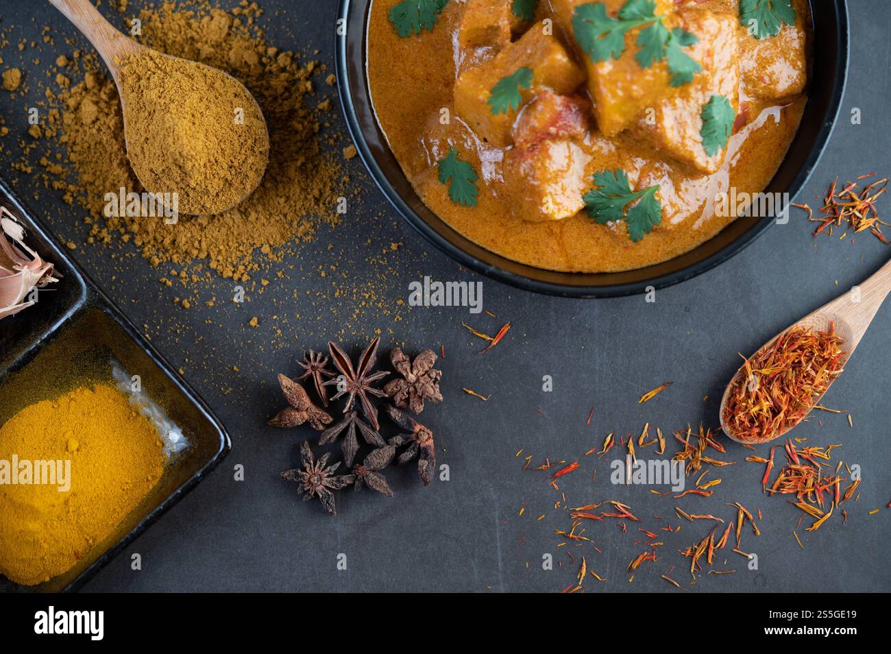 Curry Massaman dans une poêle avec des épices sur le sol en ciment. Mise au point sélective Banque D'Images