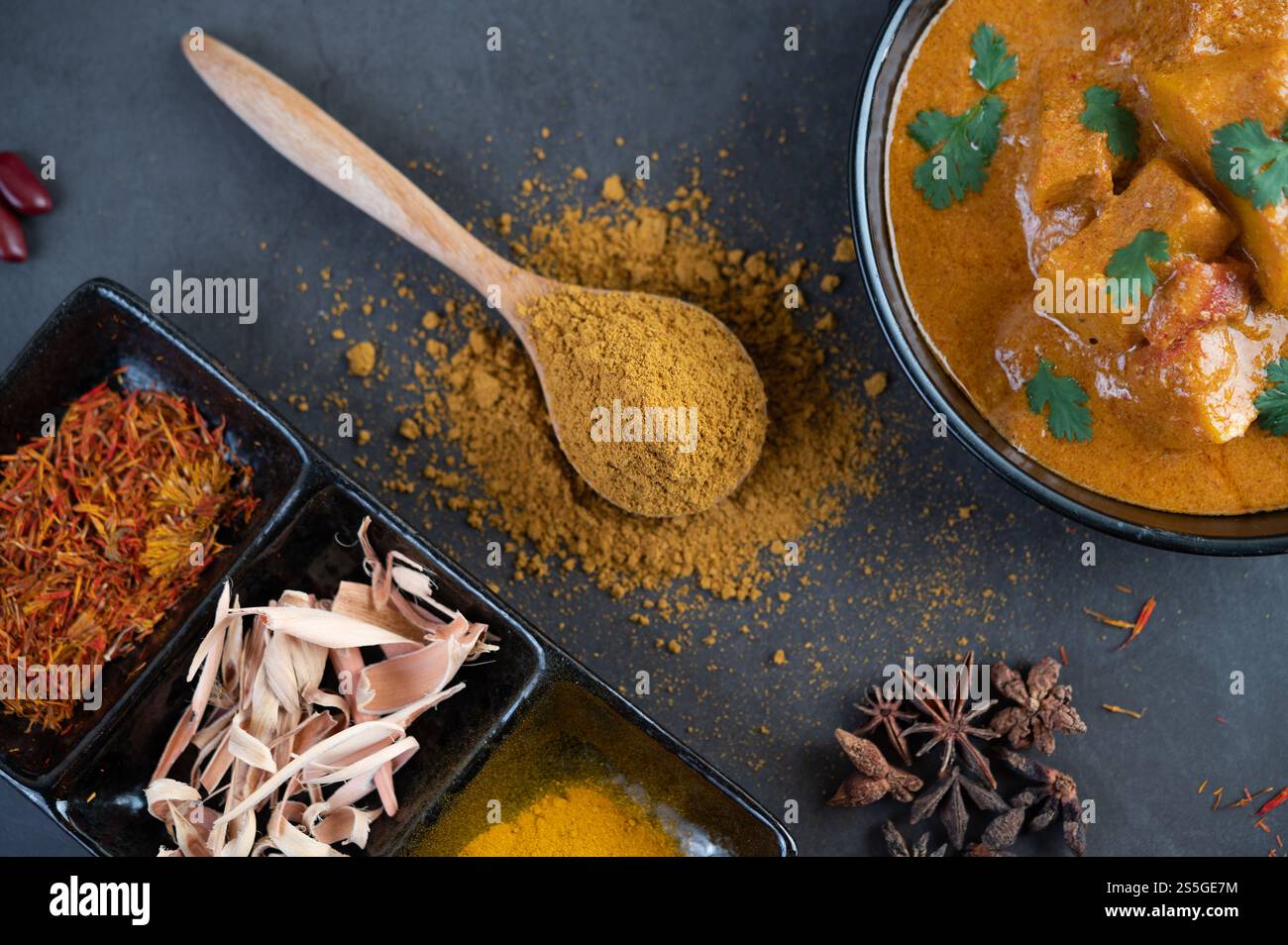 Curry Massaman dans une poêle avec des épices sur le sol en ciment. Mise au point sélective Banque D'Images