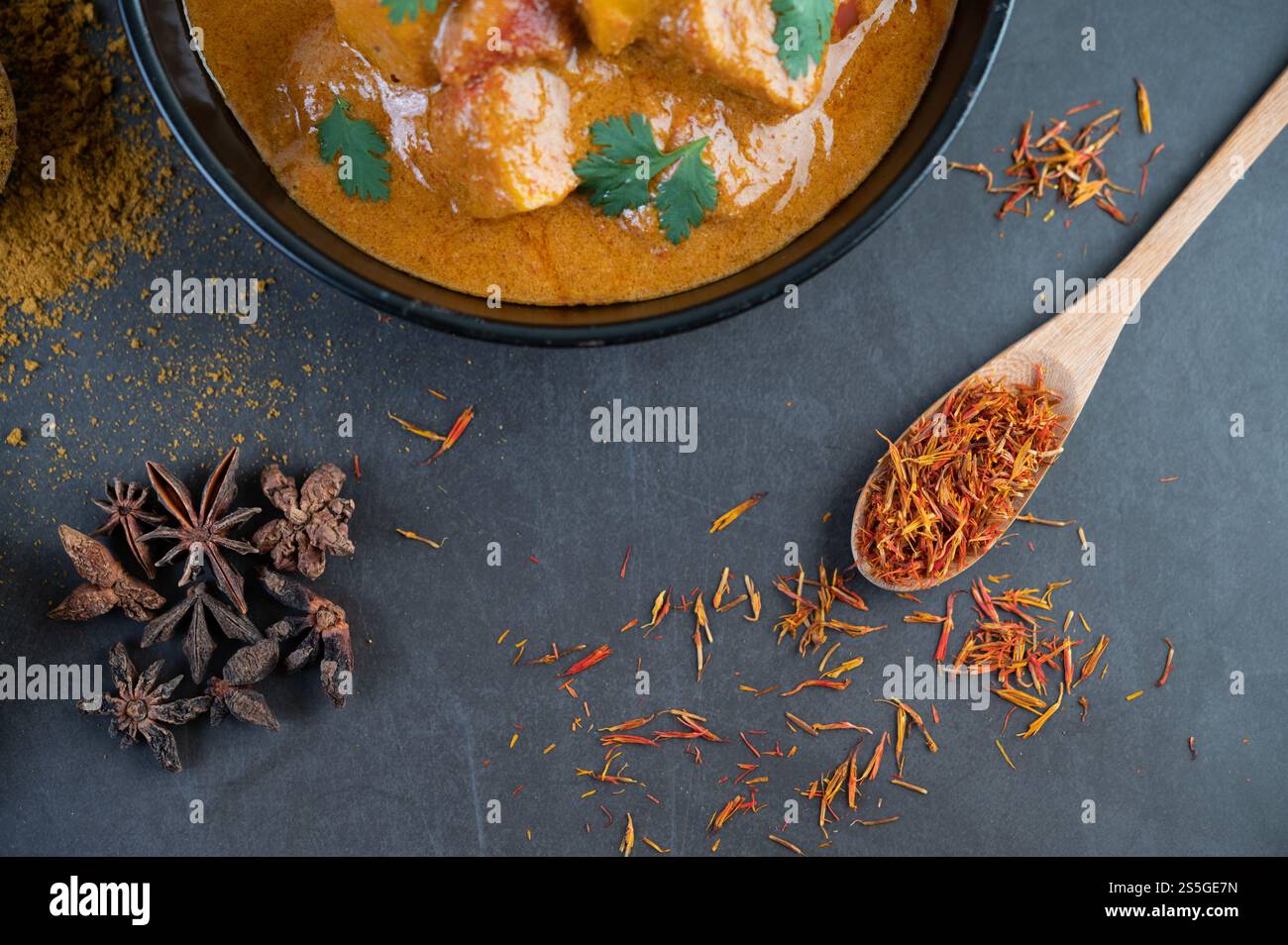 Curry Massaman dans une poêle avec des épices sur le sol en ciment. Mise au point sélective Banque D'Images