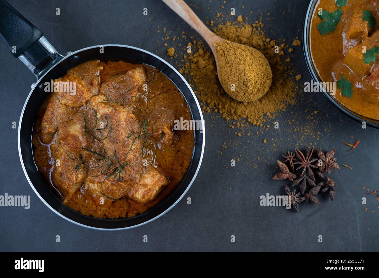 Curry Massaman dans une poêle avec des épices sur le sol en ciment. Mise au point sélective Banque D'Images