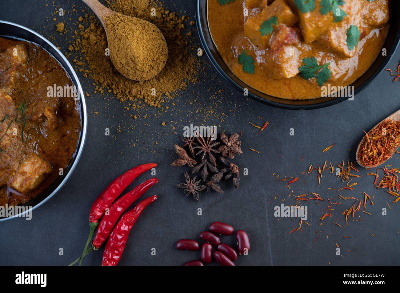 Curry Massaman dans une poêle avec des épices sur le sol en ciment. Mise au point sélective Banque D'Images