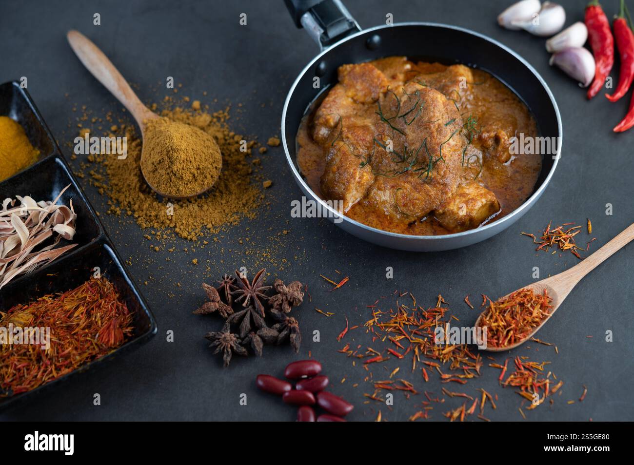 Curry Massaman dans une poêle avec des épices sur le sol en ciment. Mise au point sélective Banque D'Images