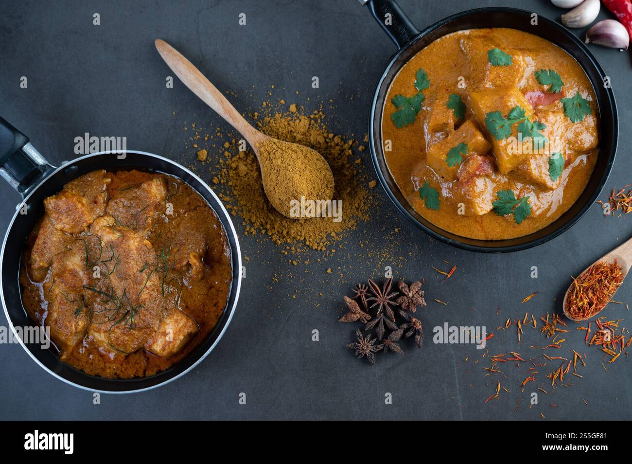 Curry Massaman dans une poêle avec des épices sur le sol en ciment. Mise au point sélective Banque D'Images