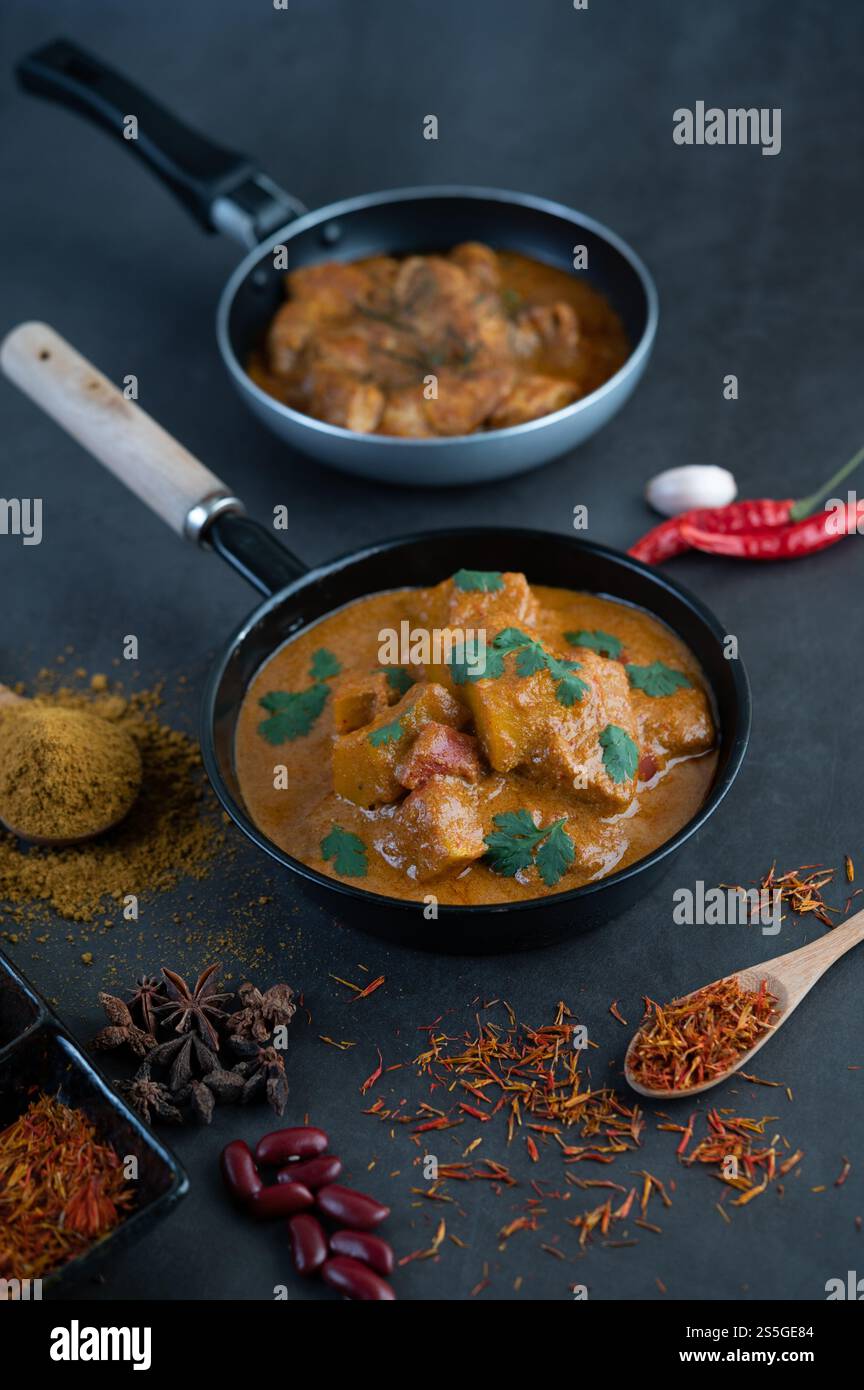 Curry Massaman dans une poêle avec des épices sur le sol en ciment. Mise au point sélective Banque D'Images
