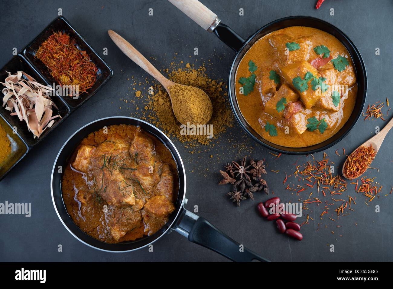 Curry Massaman dans une poêle avec des épices sur le sol en ciment. Mise au point sélective Banque D'Images