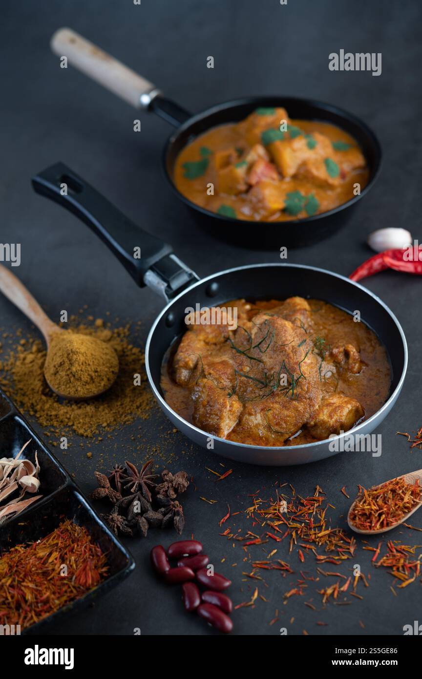 Curry Massaman dans une poêle avec des épices sur le sol en ciment. Mise au point sélective Banque D'Images
