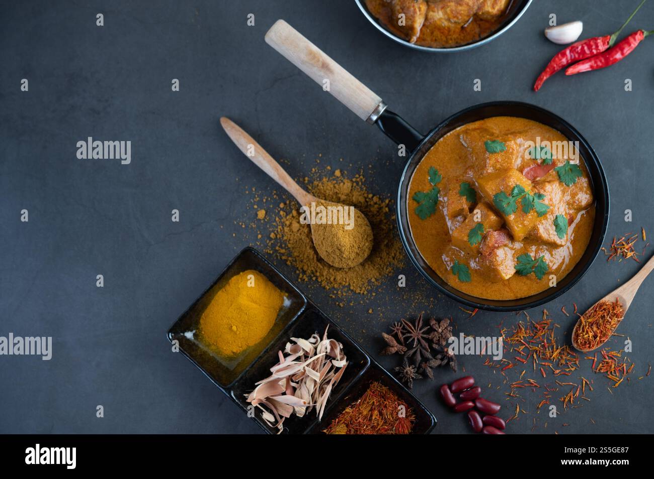 Curry Massaman dans une poêle avec des épices sur le sol en ciment. Mise au point sélective Banque D'Images