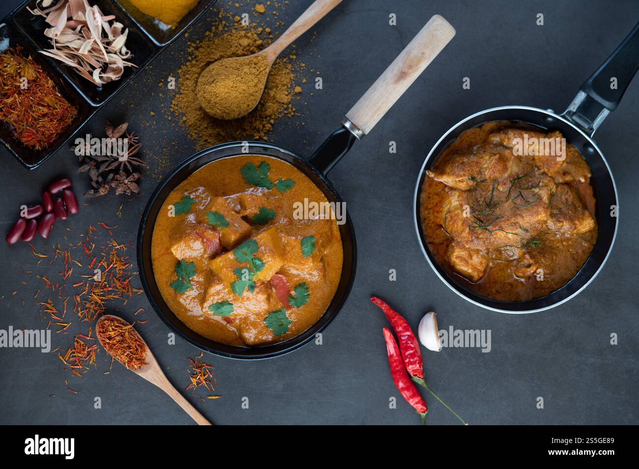 Curry Massaman dans une poêle avec des épices sur le sol en ciment. Mise au point sélective Banque D'Images