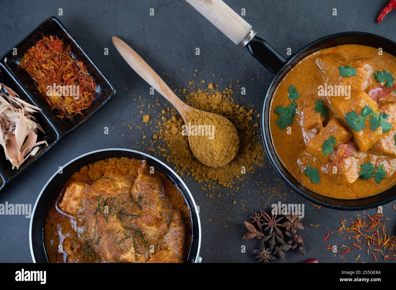 Curry Massaman dans une poêle avec des épices sur le sol en ciment. Mise au point sélective Banque D'Images