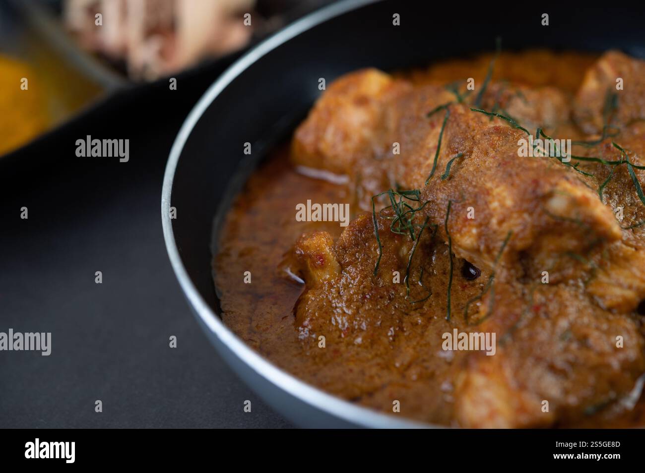 Curry Massaman dans une poêle avec des épices sur le sol en ciment. Mise au point sélective Banque D'Images