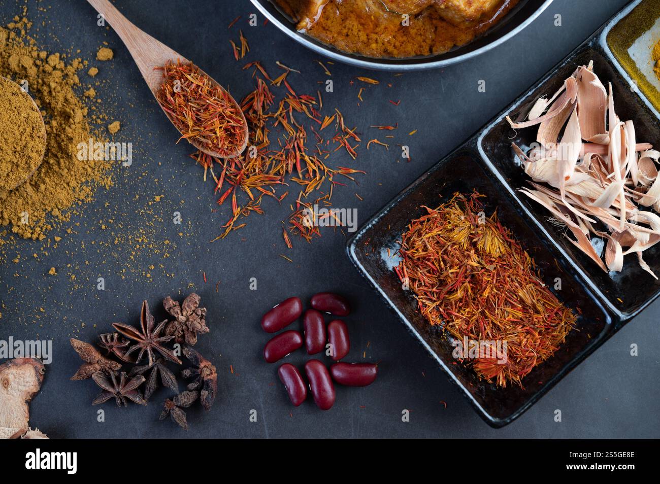 Curry Massaman dans une poêle avec des épices sur le sol en ciment. Mise au point sélective Banque D'Images