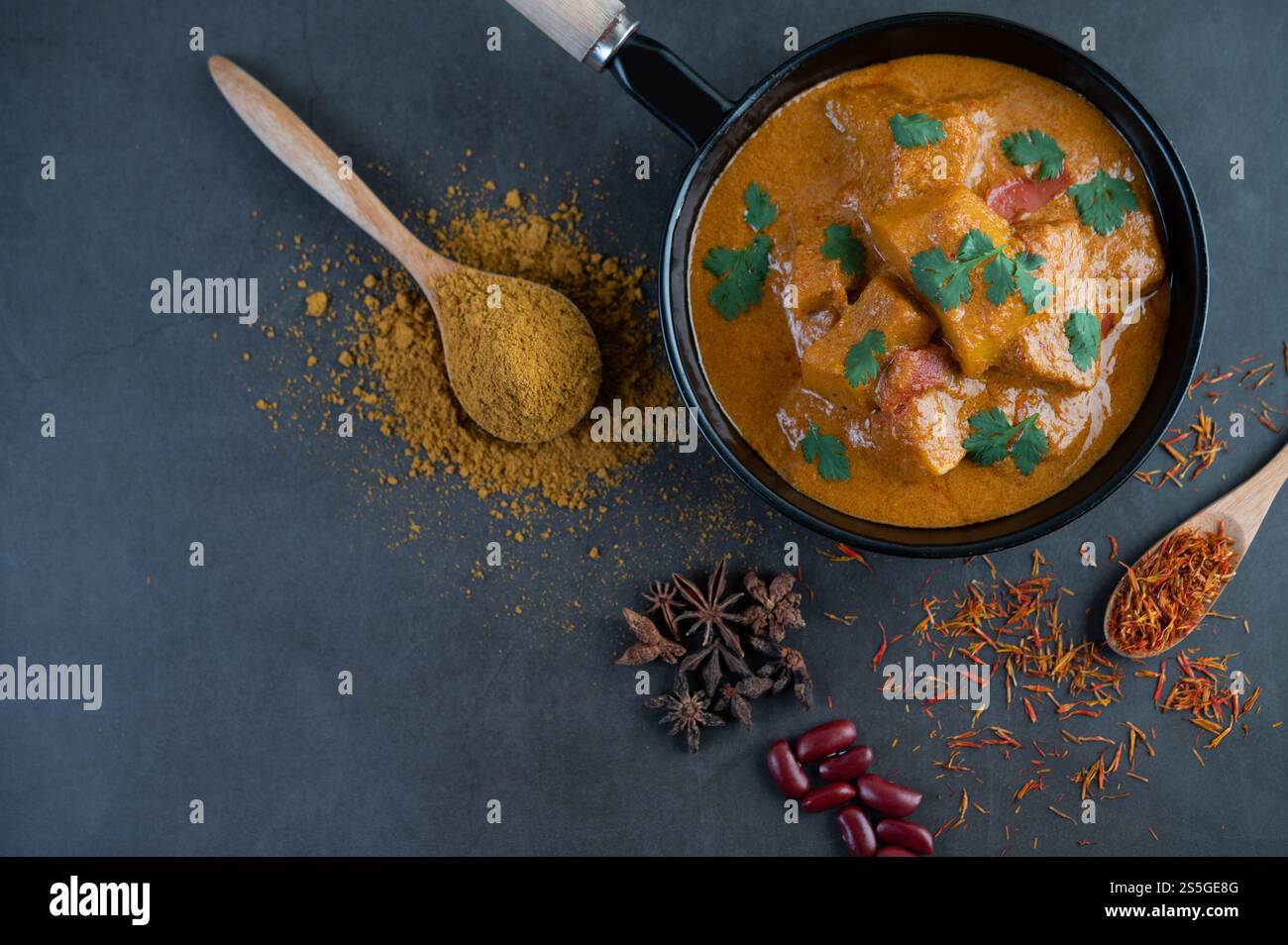 Curry Massaman dans une poêle avec des épices sur le sol en ciment. Mise au point sélective Banque D'Images