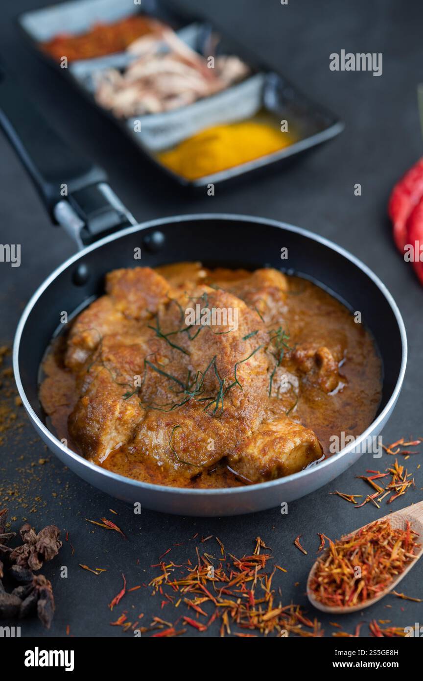 Curry Massaman dans une poêle avec des épices sur le sol en ciment. Mise au point sélective Banque D'Images