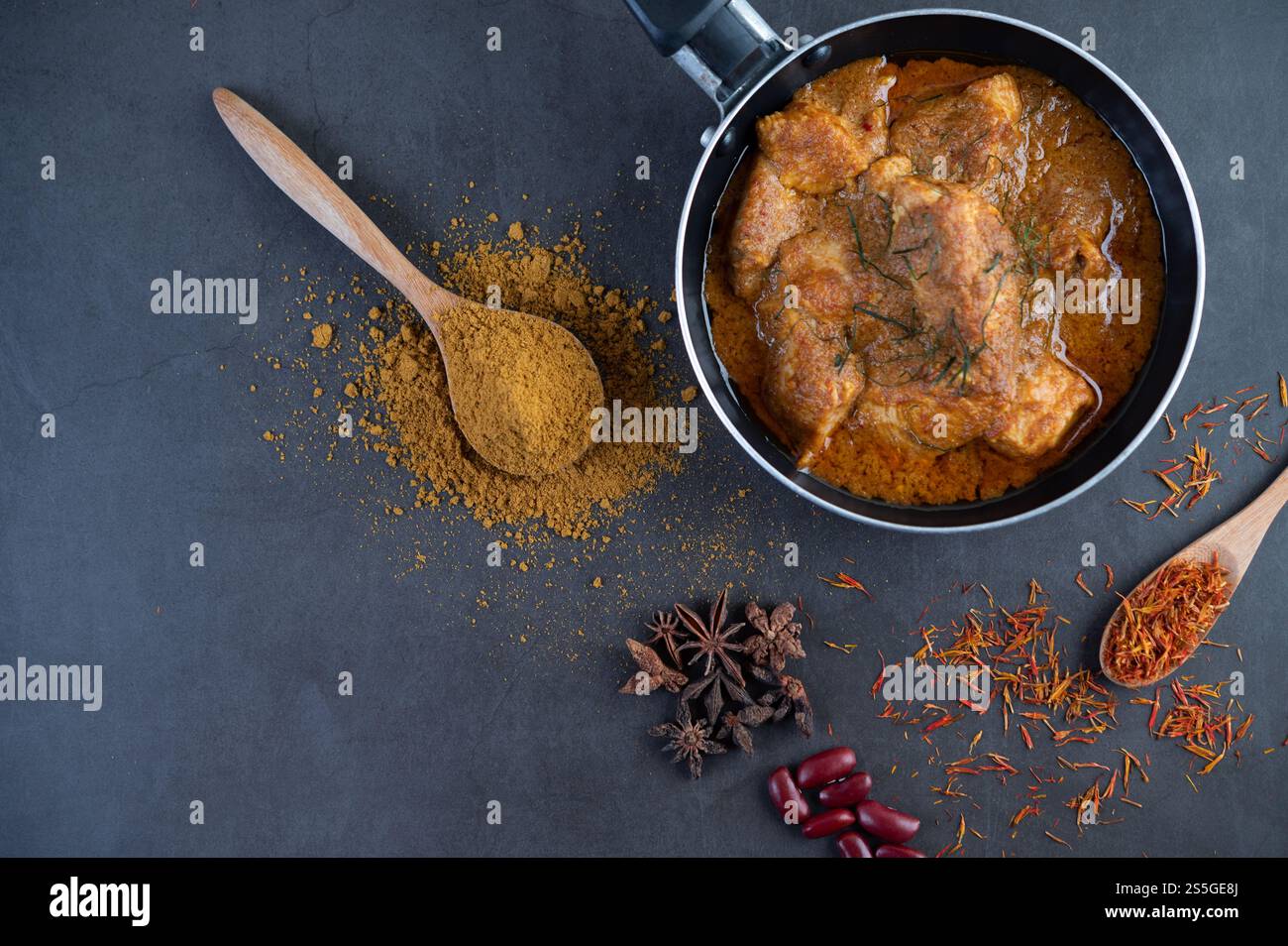 Curry Massaman dans une poêle avec des épices sur le sol en ciment. Mise au point sélective Banque D'Images