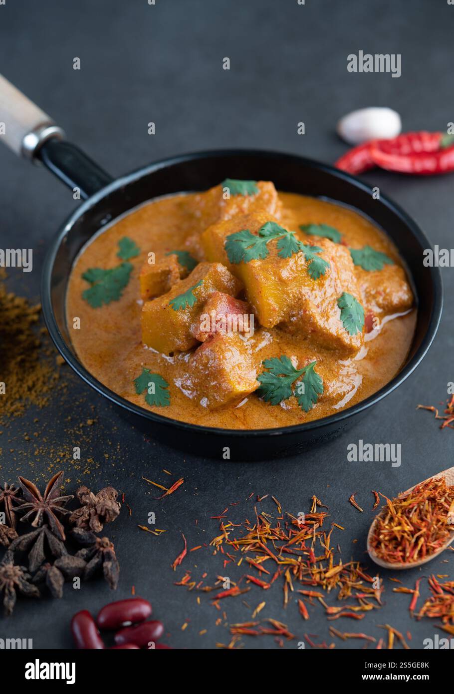 Curry Massaman dans une poêle avec des épices sur le sol en ciment. Mise au point sélective Banque D'Images