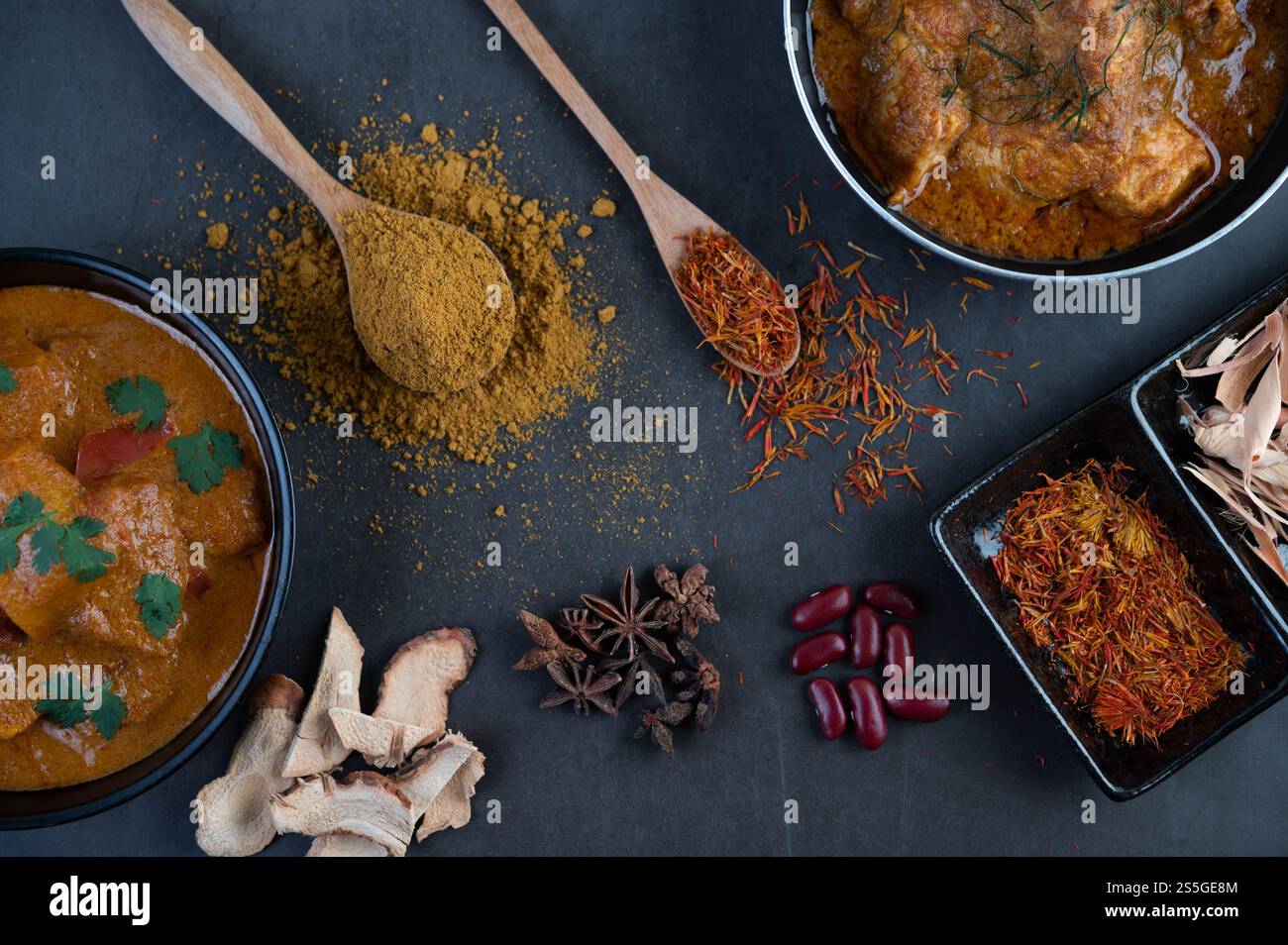 Curry Massaman dans une poêle avec des épices sur le sol en ciment. Mise au point sélective Banque D'Images