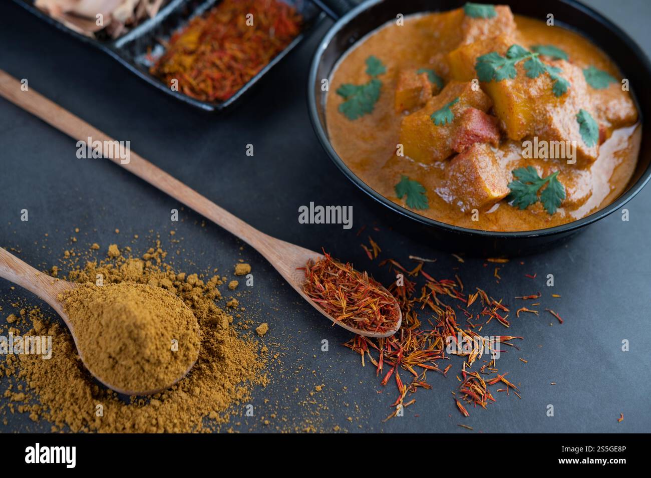 Curry Massaman dans une poêle avec des épices sur le sol en ciment. Mise au point sélective Banque D'Images