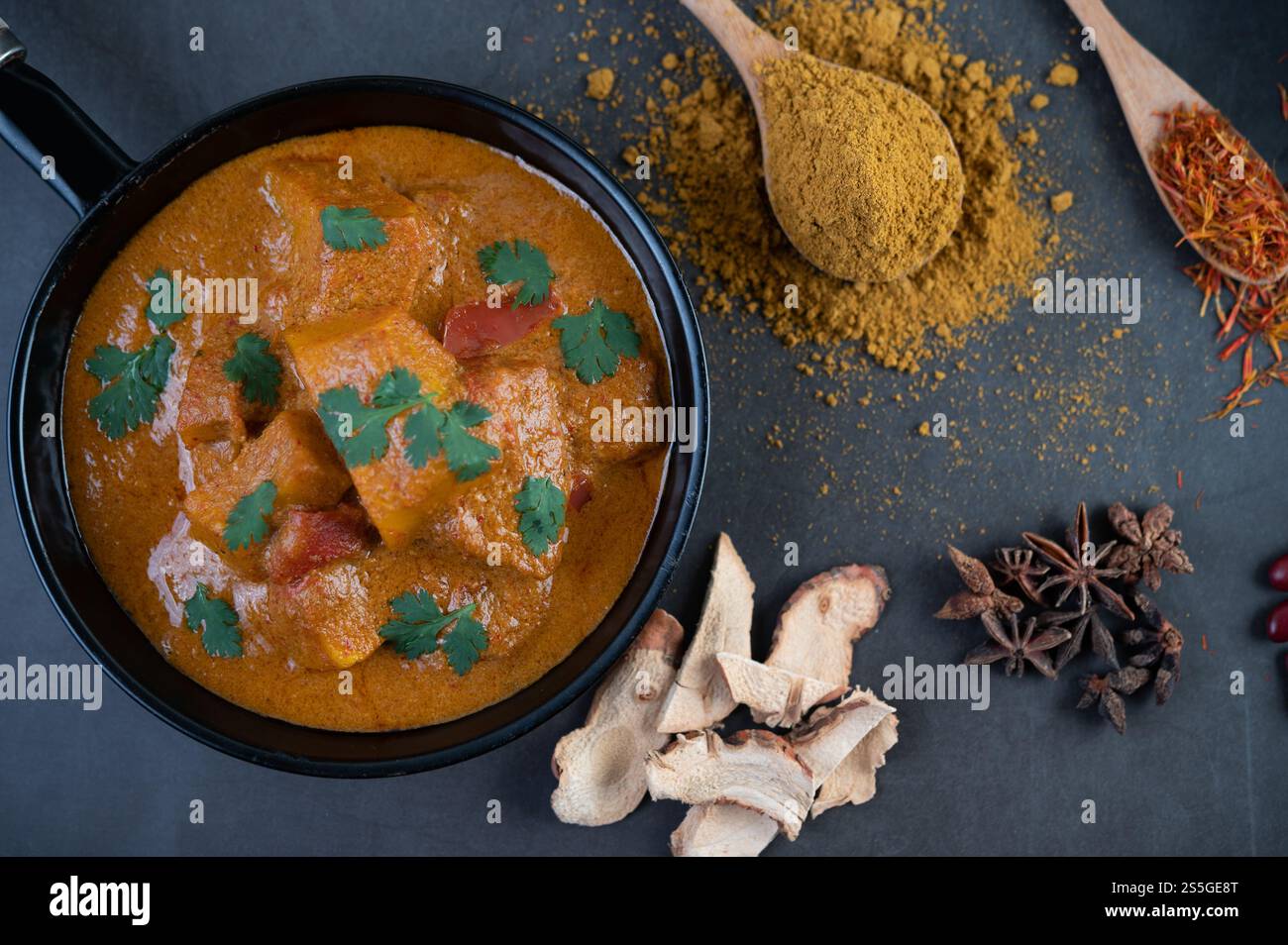 Curry Massaman dans une poêle avec des épices sur le sol en ciment. Mise au point sélective Banque D'Images