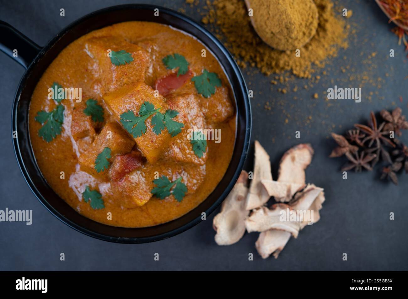Curry Massaman dans une poêle avec des épices sur le sol en ciment. Mise au point sélective Banque D'Images