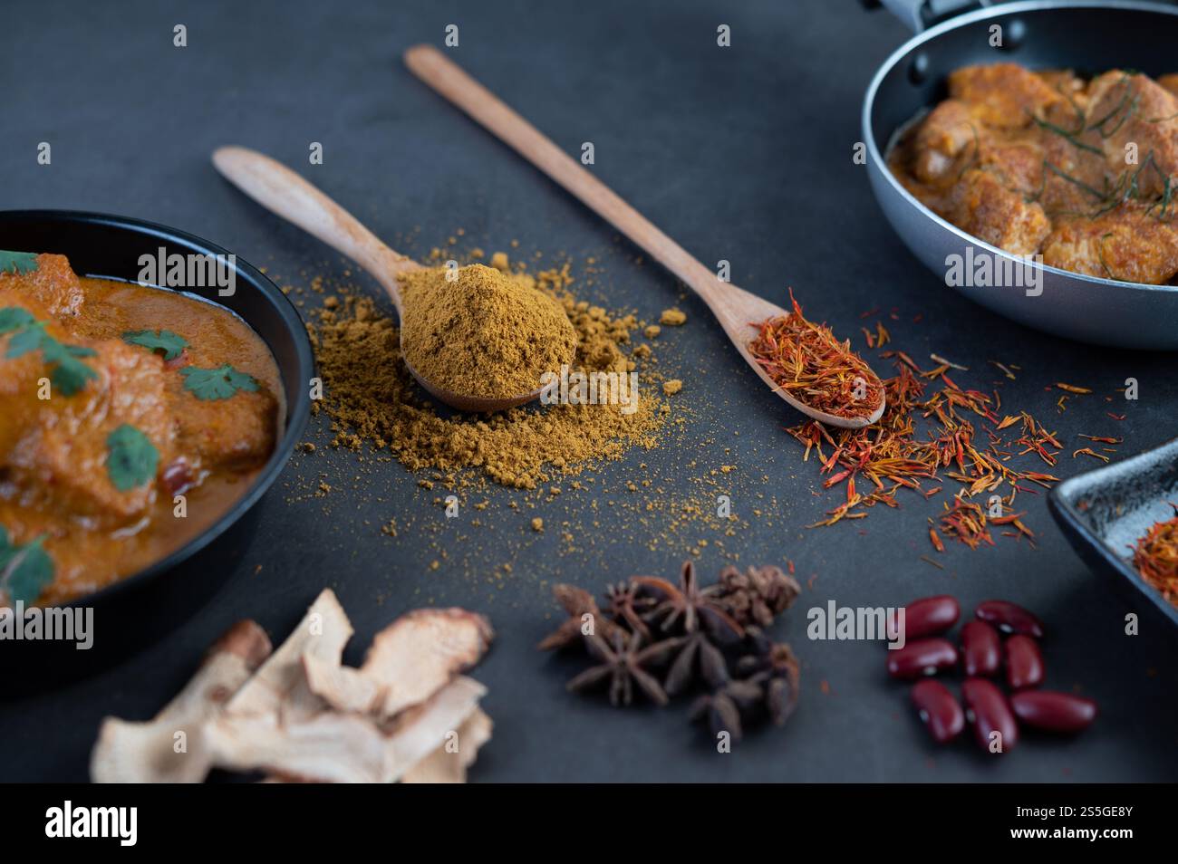 Curry Massaman dans une poêle avec des épices sur le sol en ciment. Mise au point sélective Banque D'Images