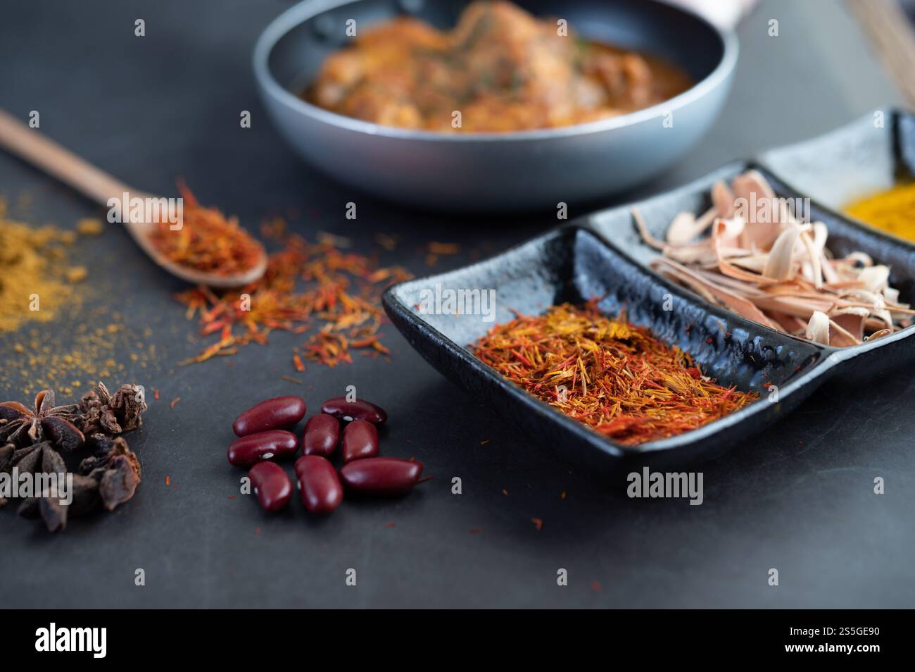 Curry Massaman dans une poêle avec des épices sur le sol en ciment. Mise au point sélective Banque D'Images