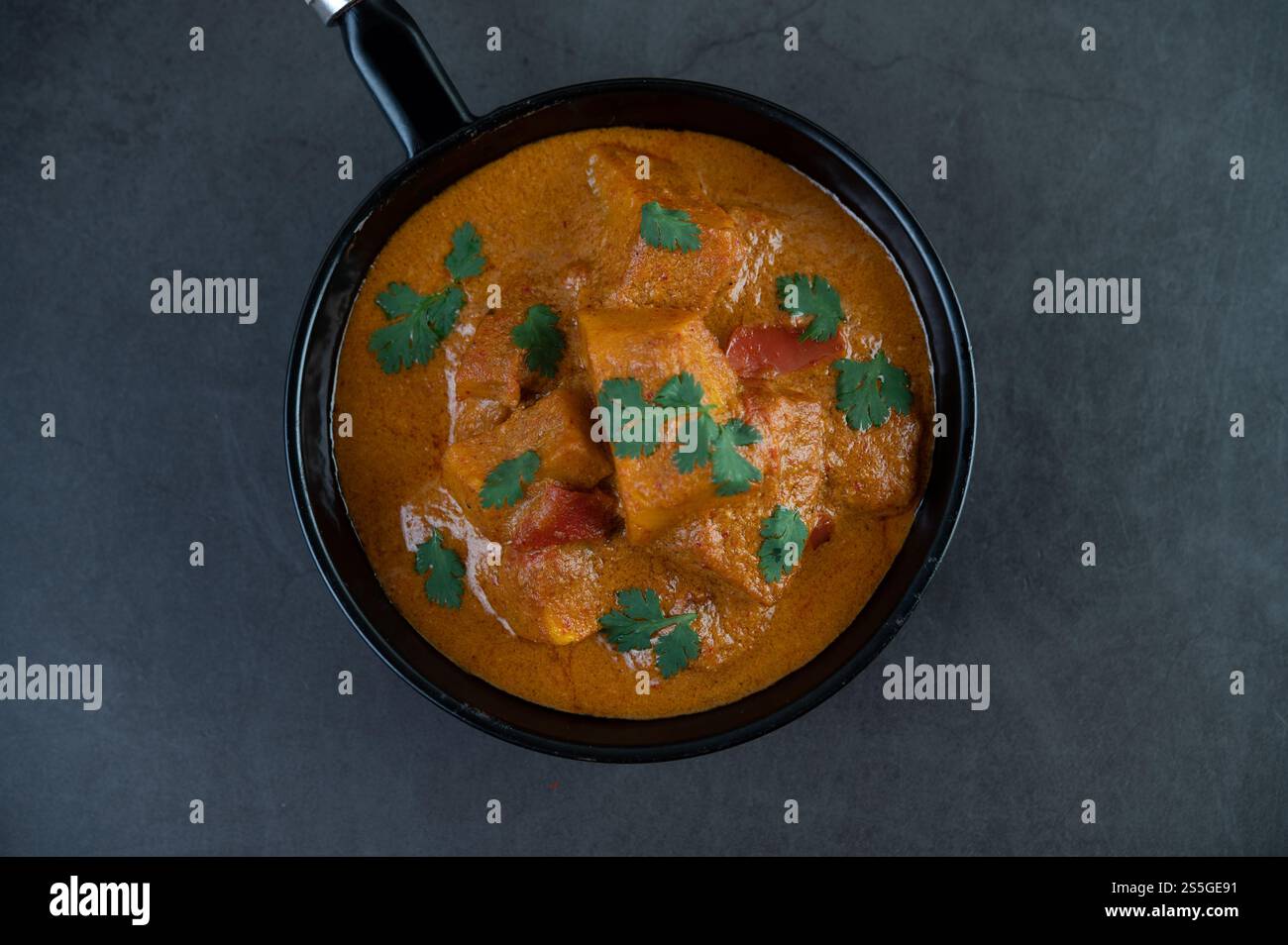 Curry Massaman dans une poêle sur le floo de ciment. Vue de dessus Banque D'Images