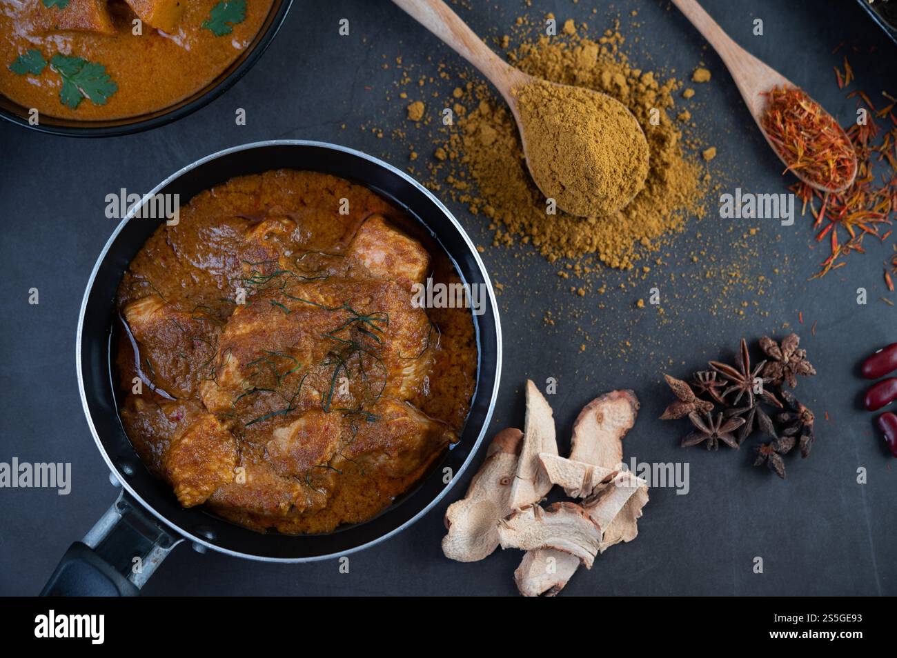 Curry Massaman dans une poêle avec des épices sur le sol en ciment. Mise au point sélective Banque D'Images