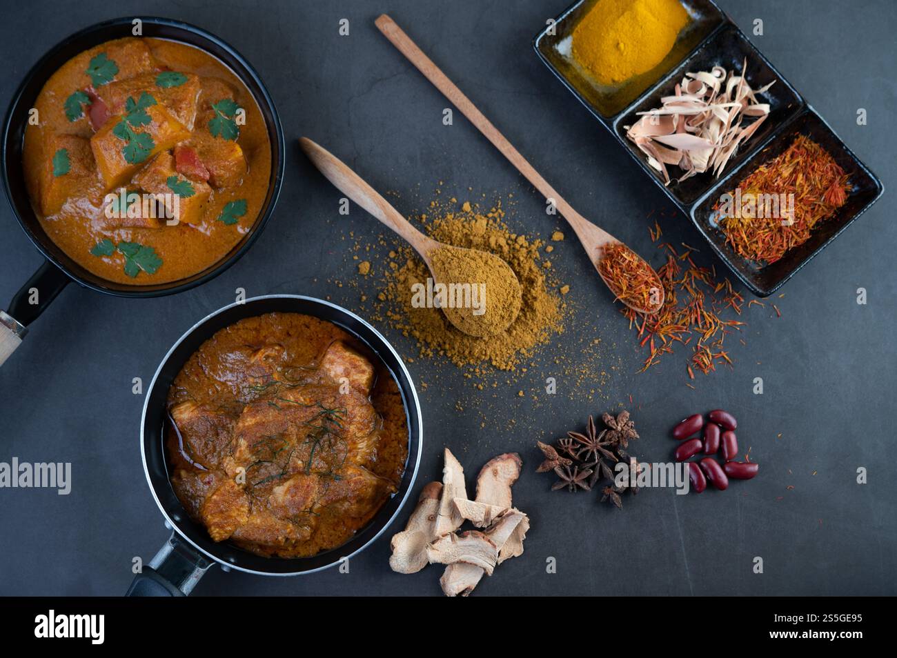 Curry Massaman dans une poêle avec des épices sur le sol en ciment. Mise au point sélective Banque D'Images