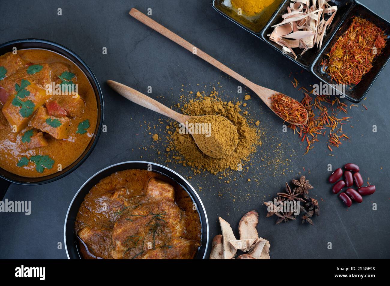 Curry Massaman dans une poêle avec des épices sur le sol en ciment. Mise au point sélective Banque D'Images