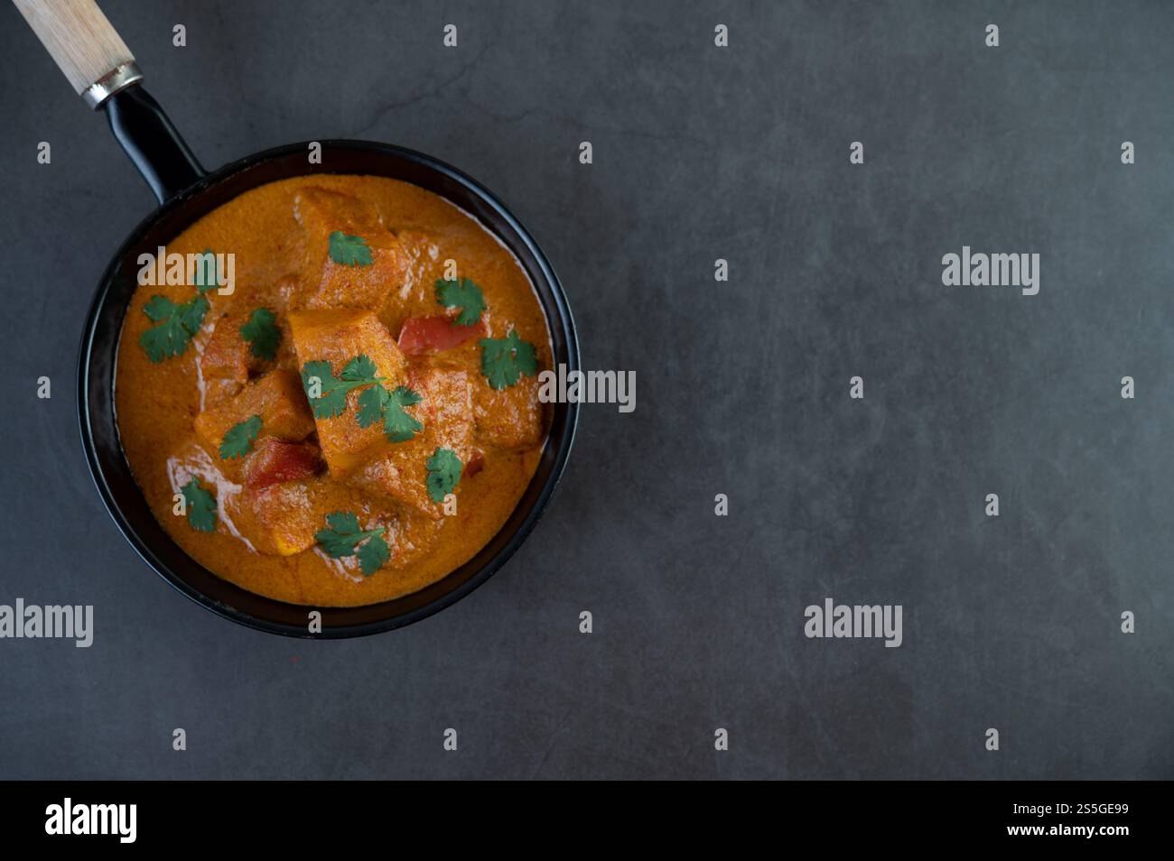Curry Massaman dans une poêle sur le floo de ciment. Vue de dessus Banque D'Images