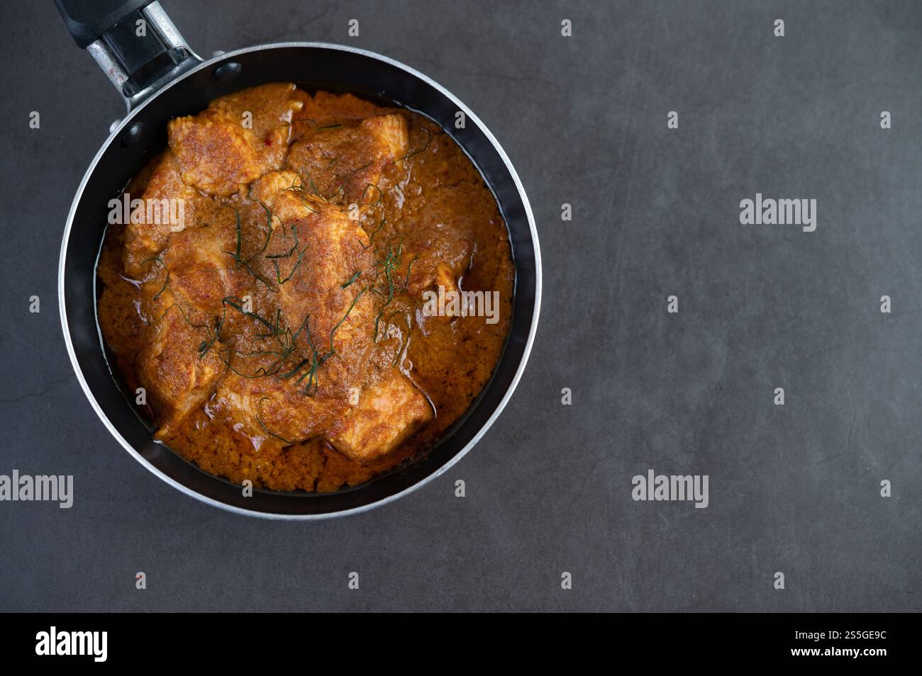 Curry Massaman dans une poêle sur le floo de ciment. Vue de dessus Banque D'Images